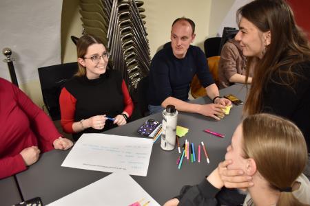 Župan s sodelujočimi na delavnici