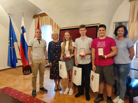 Odličnjaki skupaj z ravnateljico in razredničarko