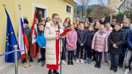 Povezovalka Klara Rošer z učenci OŠ Vitanje