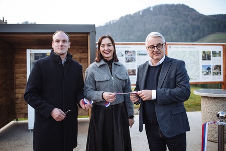 Župan Andraž Pogorevc, direktorica Neža PAvlič Brečko in minister Matjaž Han